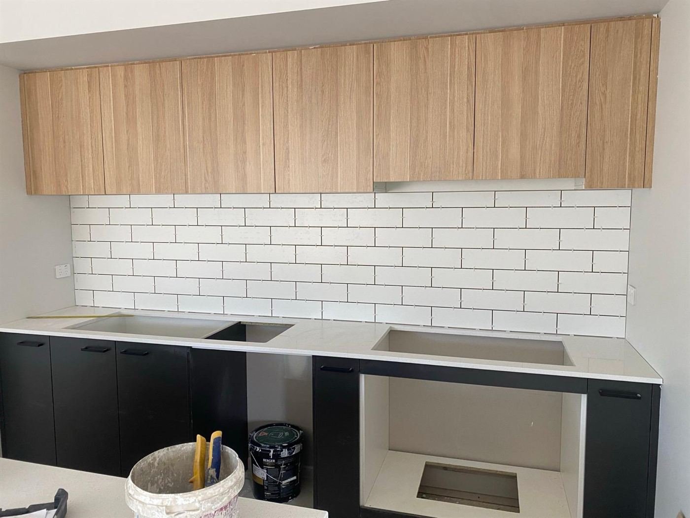 White subway tile kitchen splashback